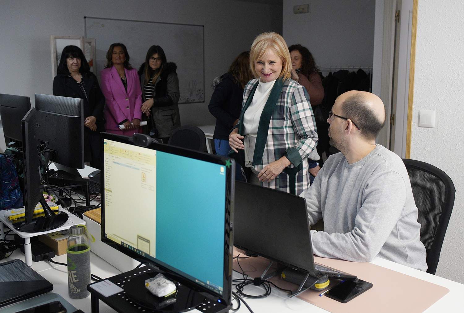 César Sánchez / ICAL . La consejera de Industria, Comercio y Empleo, Leticia García, durante su visita a la Cooperativa Panacea en Ponferrada