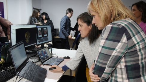 César Sánchez / ICAL . La consejera de Industria, Comercio y Empleo, Leticia García, durante su visita a la Cooperativa Panacea en Ponferrada