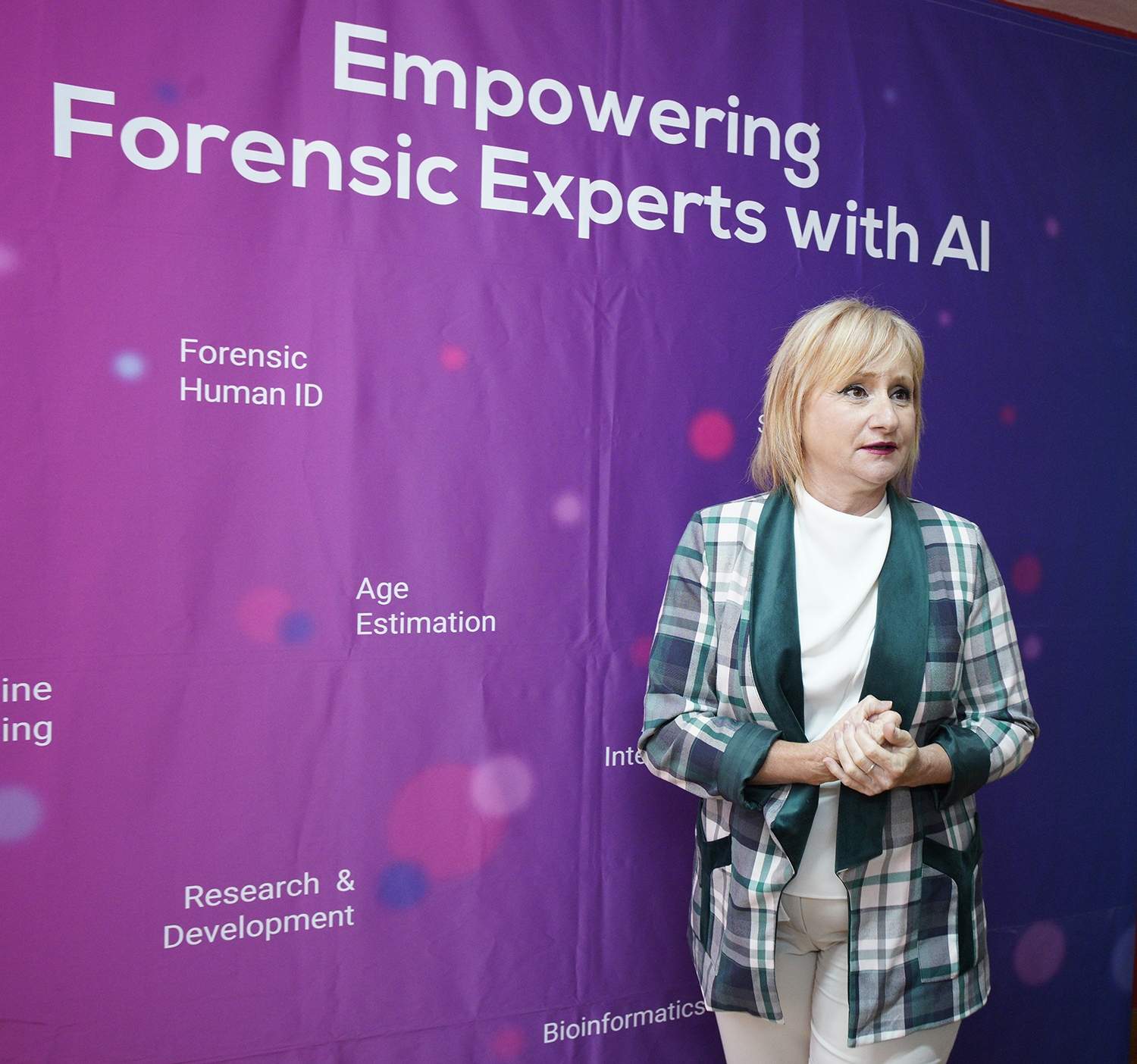 César Sánchez / ICAL . La consejera de Industria, Comercio y Empleo, Leticia García, durante su visita a la Cooperativa Panacea en Ponferrada