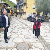 Calle Real Valdecañada Iván Alonso y alcaldesa de Barrio Joaquina Fernández