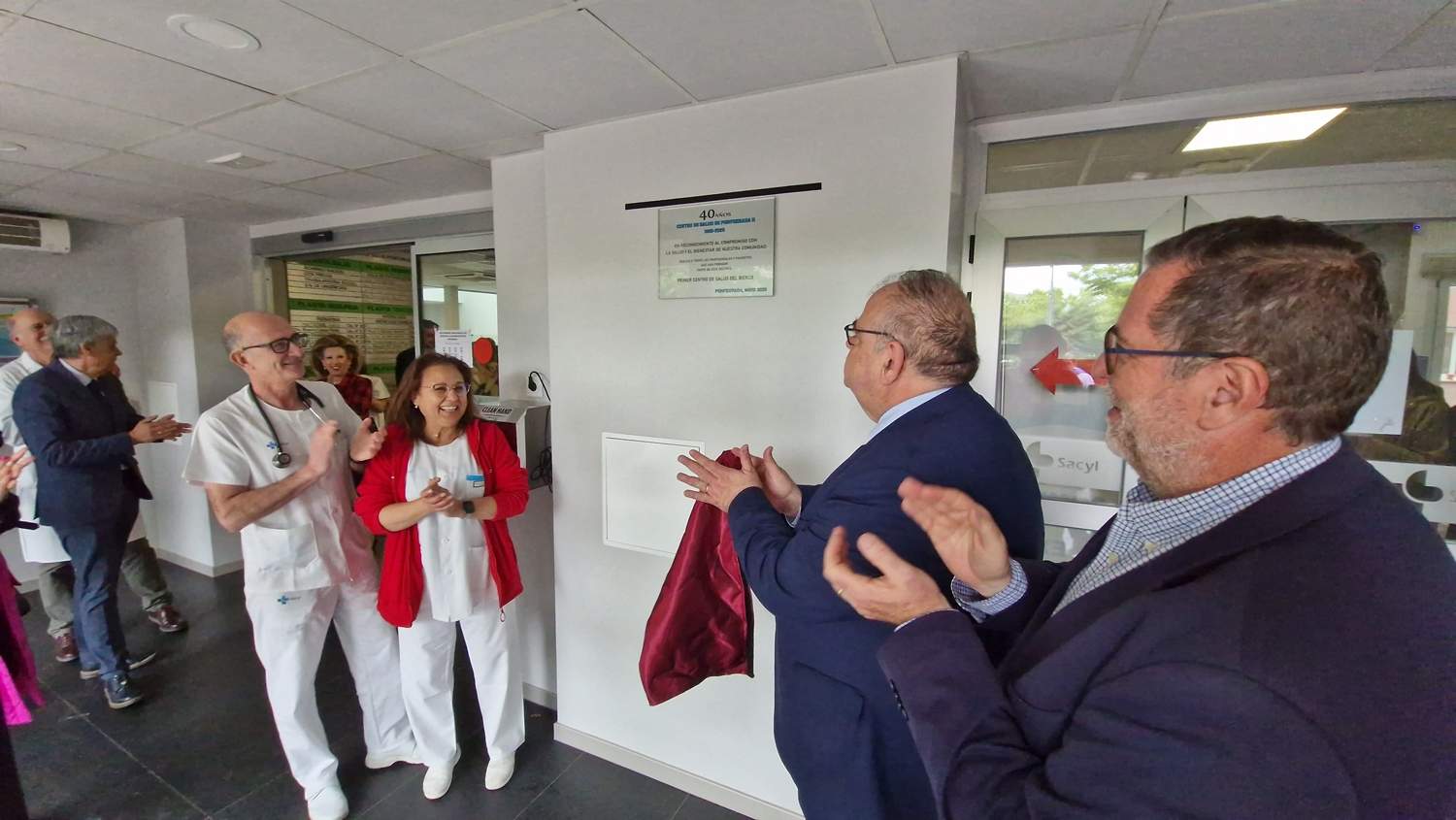 El ambulatorio Pico Tuerto de Ponferrada cumple 40 años y lo celebra con una placa conmemorativa