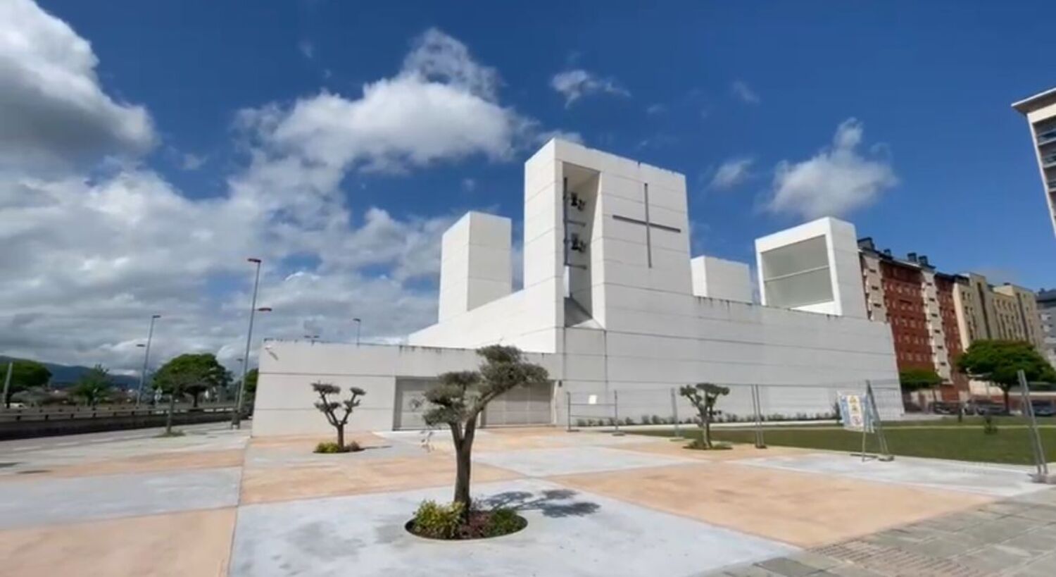 Plaza aledaña a la iglesia de la Rosaleda