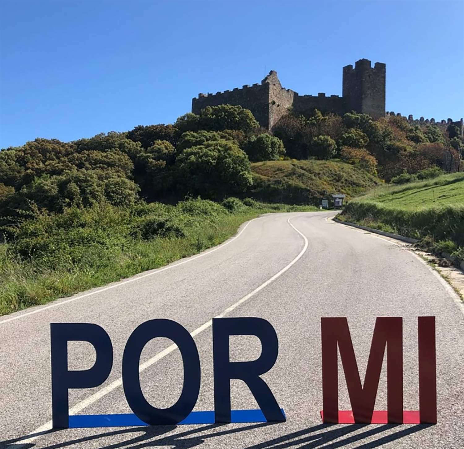 Las letras Por Mi en el Castillo de Cornatel