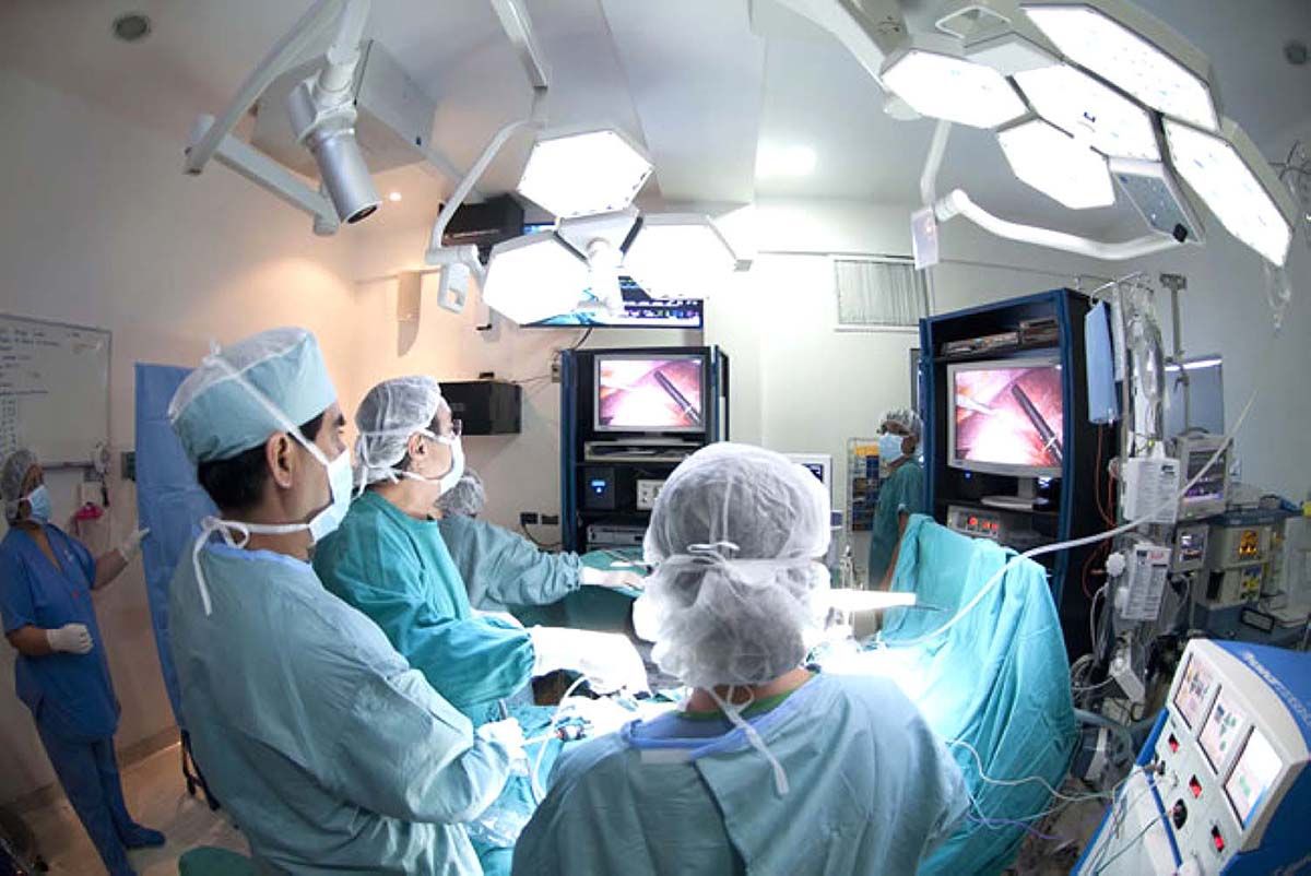 Profesionales sanitarios realizando una operación