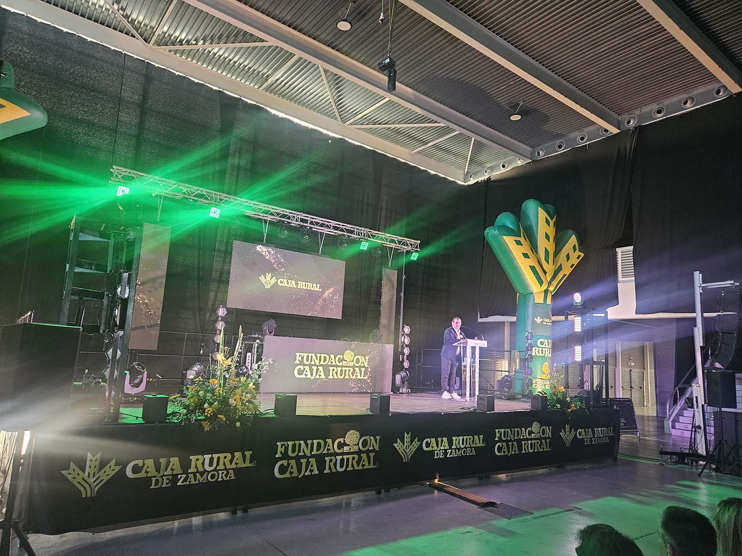 Caja Rural rinde homenaje a sus jubilados durante la tradicional cena de San Isidro.