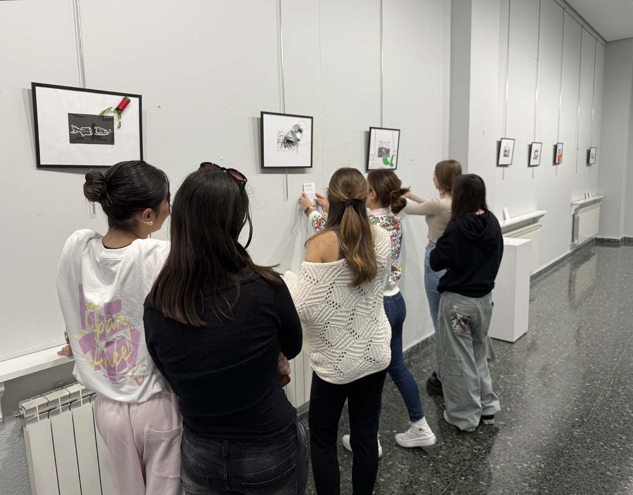 Exposición alumnos Gil y Carrasco en la biblioteca de Ponferrada 