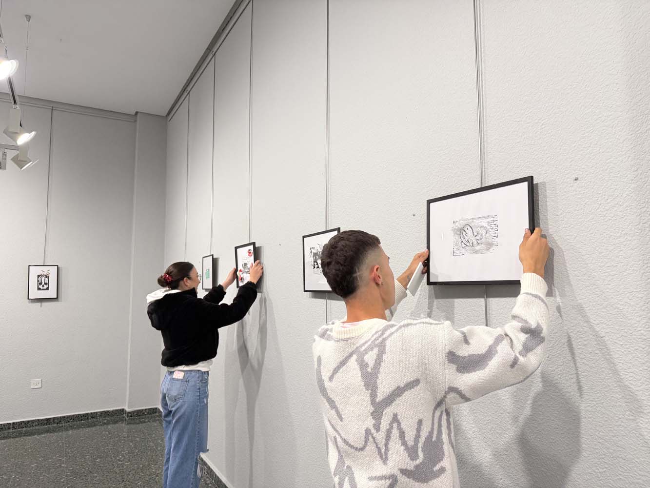 Exposición alumnos Gil y Carrasco en la biblioteca de Ponferrada 