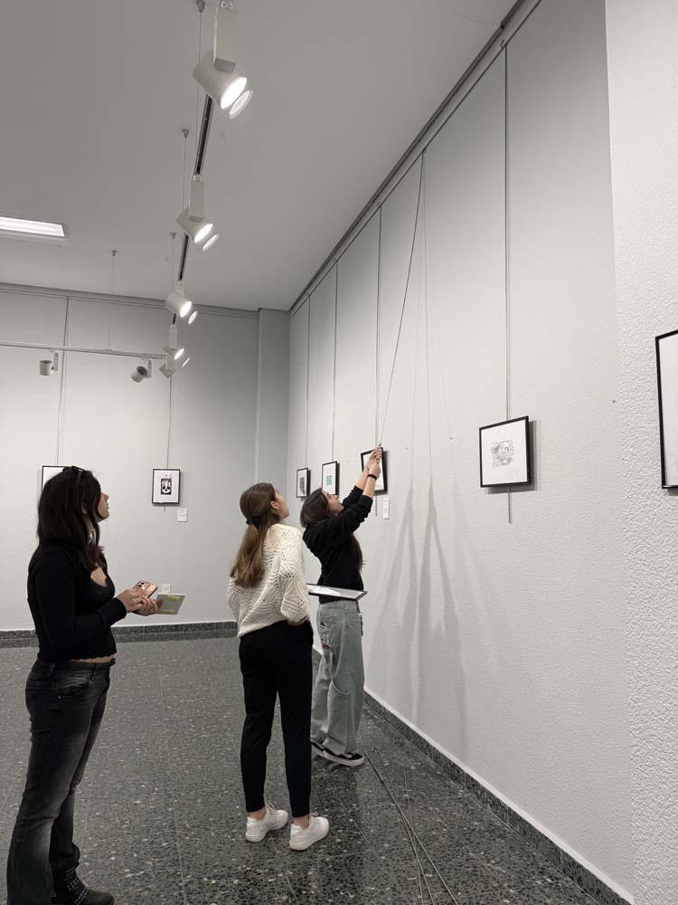 Exposición alumnos Gil y Carrasco en la biblioteca de Ponferrada 