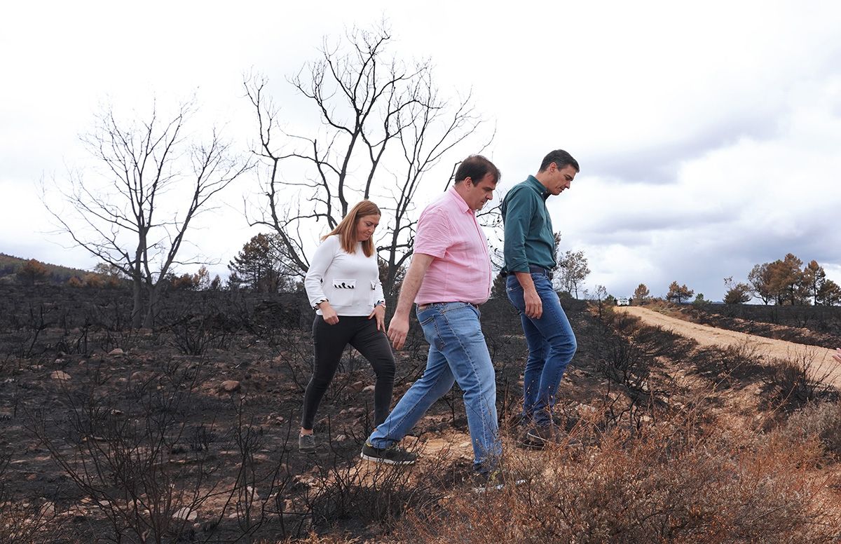El presidente del Gobierno visita las zonas afectadas por el incendio forestal de la Sierra de la Culebra