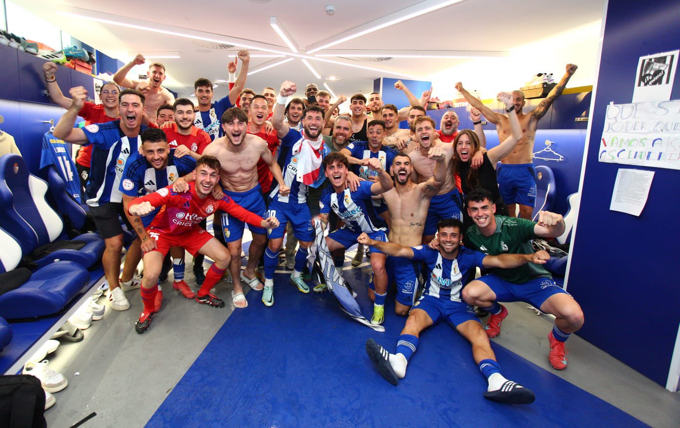 Celebración en el vestuario de la Ponferradina
