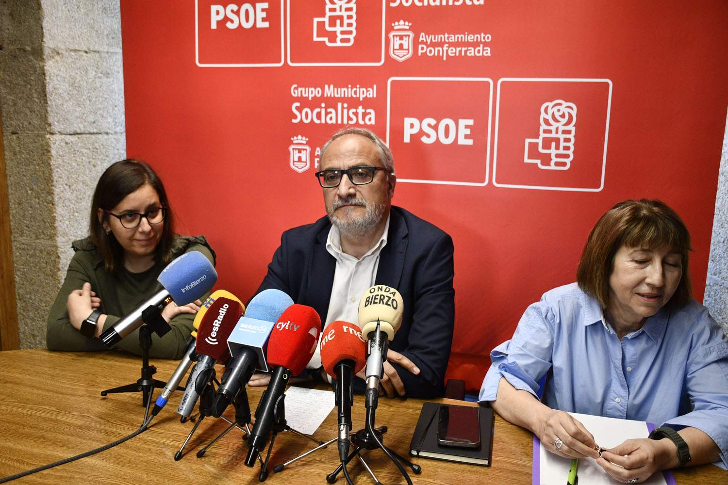 Rueda de prensa del PSOE Ponferrada sobre el plan de ajuste. De I a D: la concejala Silvia Blanco, el portavoz Olegario Ramón y la concejala Mabel Fernández