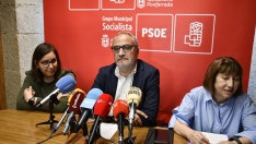 Rueda de prensa del PSOE Ponferrada sobre el plan de ajuste. De I a D: la concejala Silvia Blanco, el portavoz Olegario Ramón y la concejala Mabel Fernández