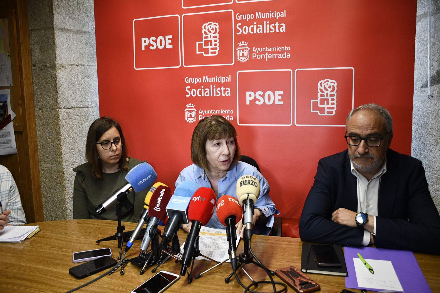 Rueda de prensa del PSOE Ponferrada sobre el plan de ajuste. De I a D: la concejala Silvia Blanco, el portavoz Olegario Ramón y la concejala Mabel Fernández