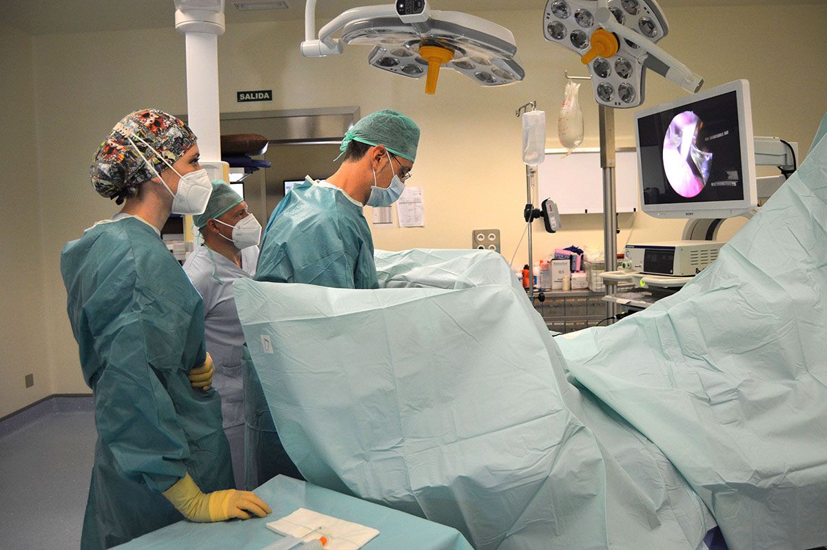 El Hospital San Juan de Dios de León efectúa una intervención pionera para la hiperplasia benigna de próstata