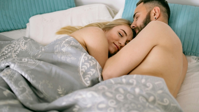 Dormir abrazados reduce el estrés y fortalece los lazos de pareja 