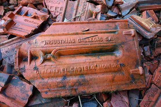 Teja de los tejados de los talleres del complejo ferroviario La Placa-Ponferrada, en el barrio ponferradino de La Placa (César Sánchez/ICAL)