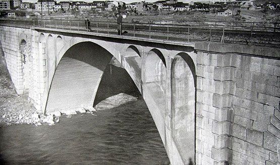 Reproducción fotográfica: Puente Querol, ahora denominado puente del ferrocarril, ya reforzado con hormigón (Archivo Celina Correa) (César Sánchez/ICAL)