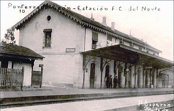 Reproducción fotográfica: La estación de Ponferrada antes de la reforma y ser trasladada al otro lado de la vía. Años 20. (Archivo Renfe) (César Sánchez/ICAL)