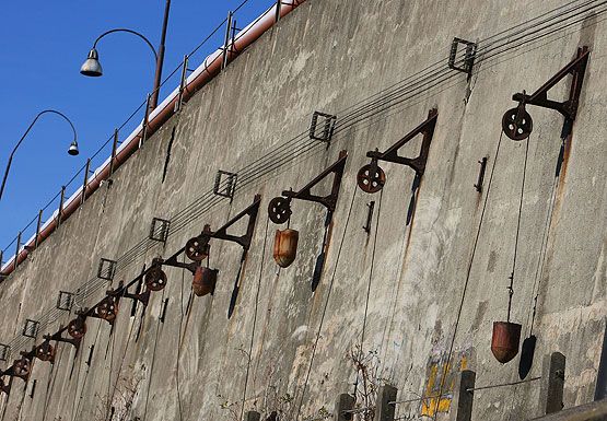 Poleas de contrapeso para la apertura y cierre de las trampillas de carga de carbón en el antiguo complejo ferroviario La Placa-Ponferrada (César Sánchez/ICAL)