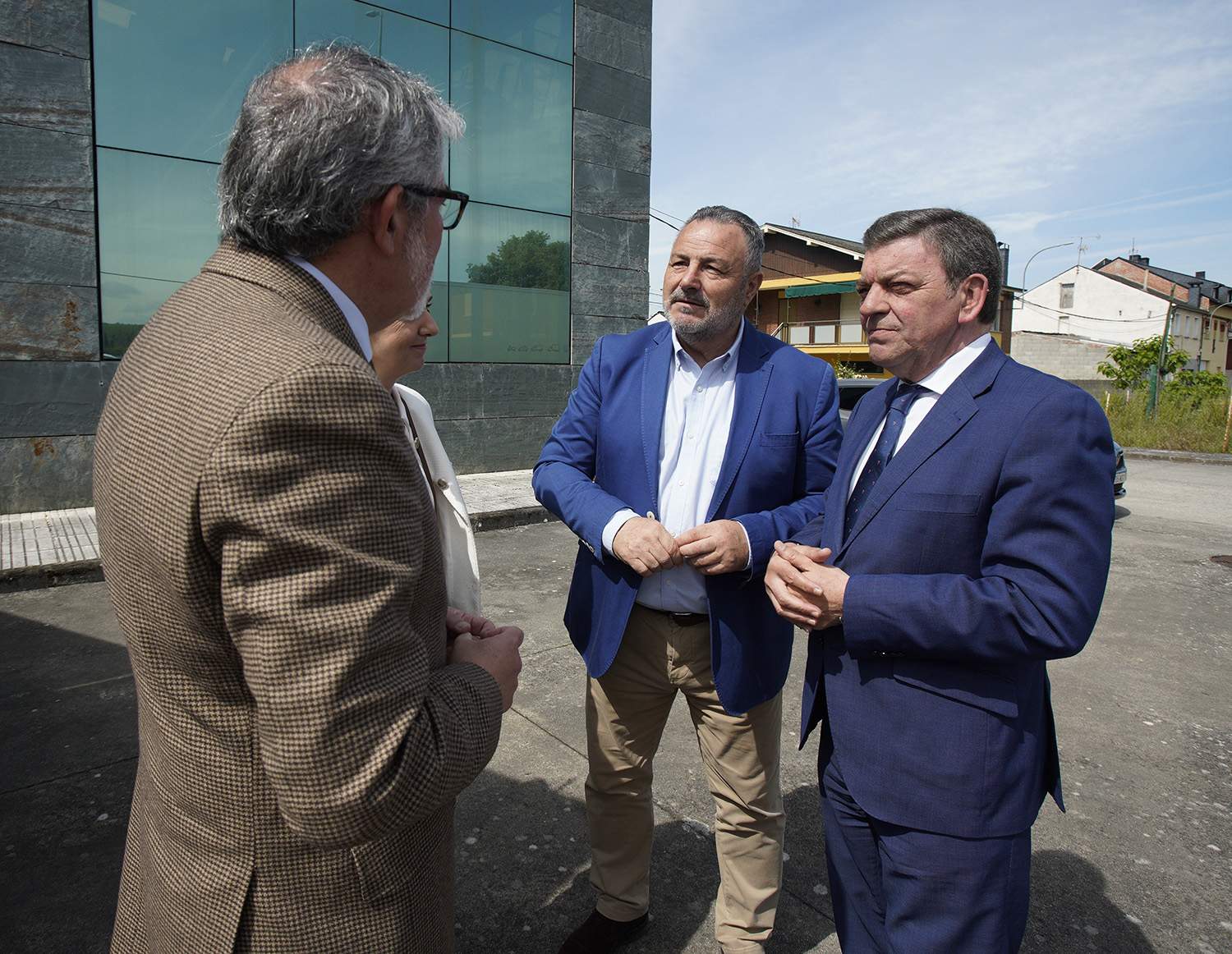 César Sánchez / ICAL. El consejero de la Presidencia, Luis Miguel González Gago (D), junto al presidente de la mancomunidad Bierzo Central, Eduardo Morán (I), durante el acto de entrega y puesta en servicio del nuevo camión barredora César Sánchez / ICAL. El consejero de la Presidencia, Luis Miguel González Gago (D), junto al presidente de la mancomunidad Bierzo Central, Eduardo Morán (I), durante el acto de entrega y puesta en servicio del nuevo camión barredora