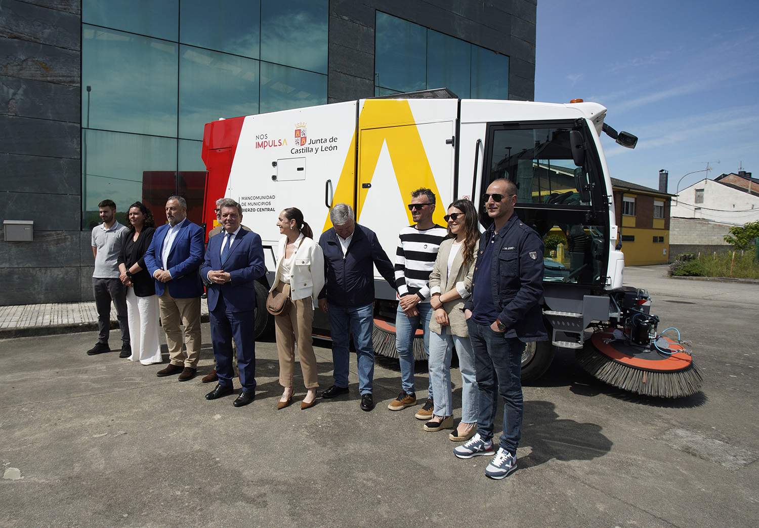 César Sánchez / ICAL. El consejero de la Presidencia, Luis Miguel González Gago (4I), durante el acto de entrega y puesta en servicio del nuevo camión barredora para la mancomunidad Bierzo Central César Sánchez / ICAL. El consejero de la Presidencia, Luis Miguel González Gago (4I), durante el acto de entrega y puesta en servicio del nuevo camión barredora para la mancomunidad Bierzo Central
