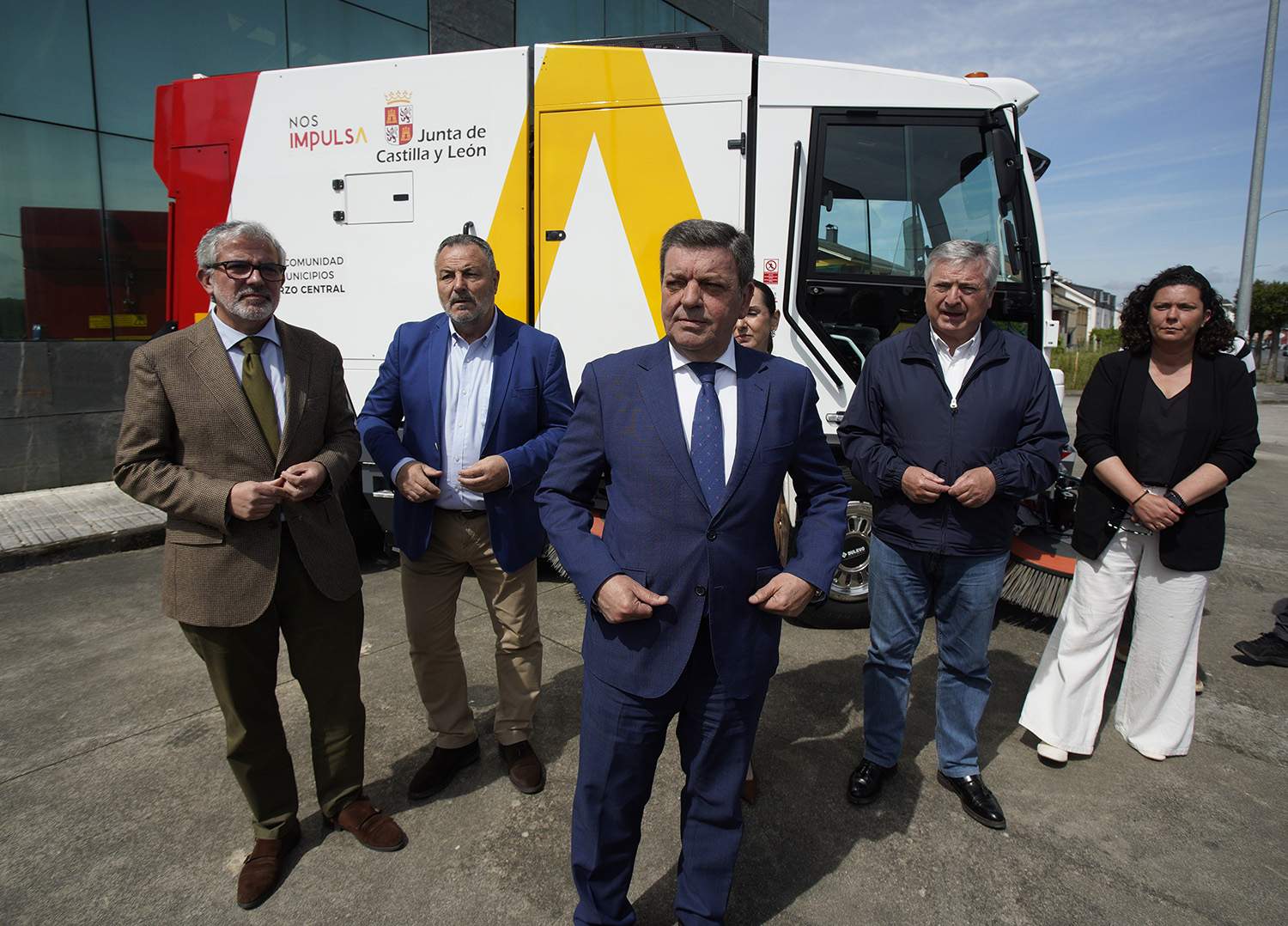 César Sánchez / ICAL . El consejero de la Presidencia, Luis Miguel González Gago (C), durante el acto de entrega y puesta en servicio del nuevo camión barredora para la mancomunidad Bierzo Central César Sánchez / ICAL . El consejero de la Presidencia, Luis Miguel González Gago (C), durante el acto de entrega y puesta en servicio del nuevo camión barredora para la mancomunidad Bierzo Central