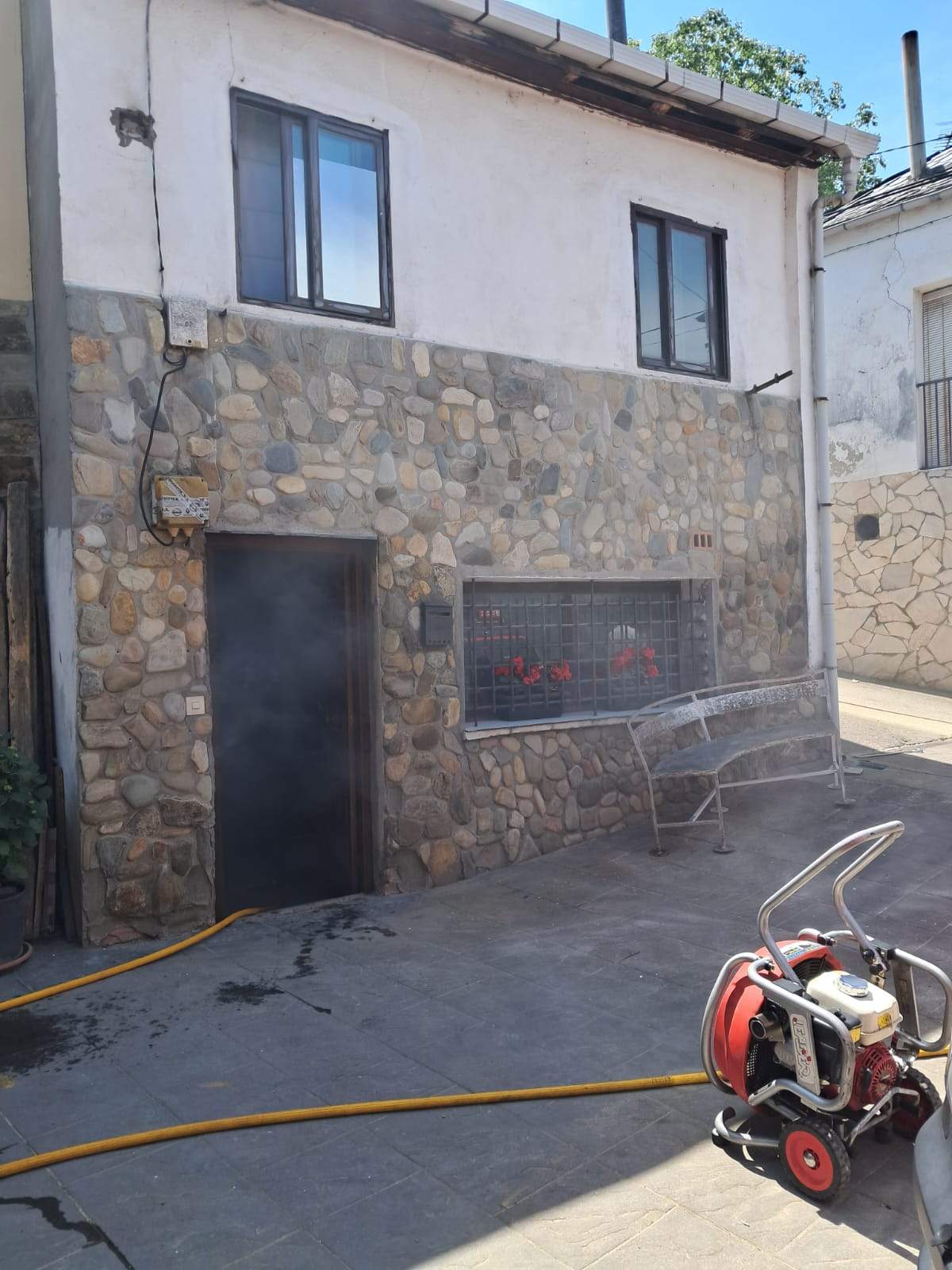 Incendio de una vivienda en Molinaseca 
