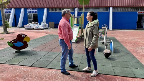 Ponferrada ultima la instalación de juegos en las Piscinas del Plantío. El concejal de Medio Ambiente, Carlos Fernández, y la concejala de Deportes, Eva González