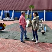Ponferrada ultima la instalación de juegos en las Piscinas del Plantío. El concejal de Medio Ambiente, Carlos Fernández, y la concejala de Deportes, Eva González