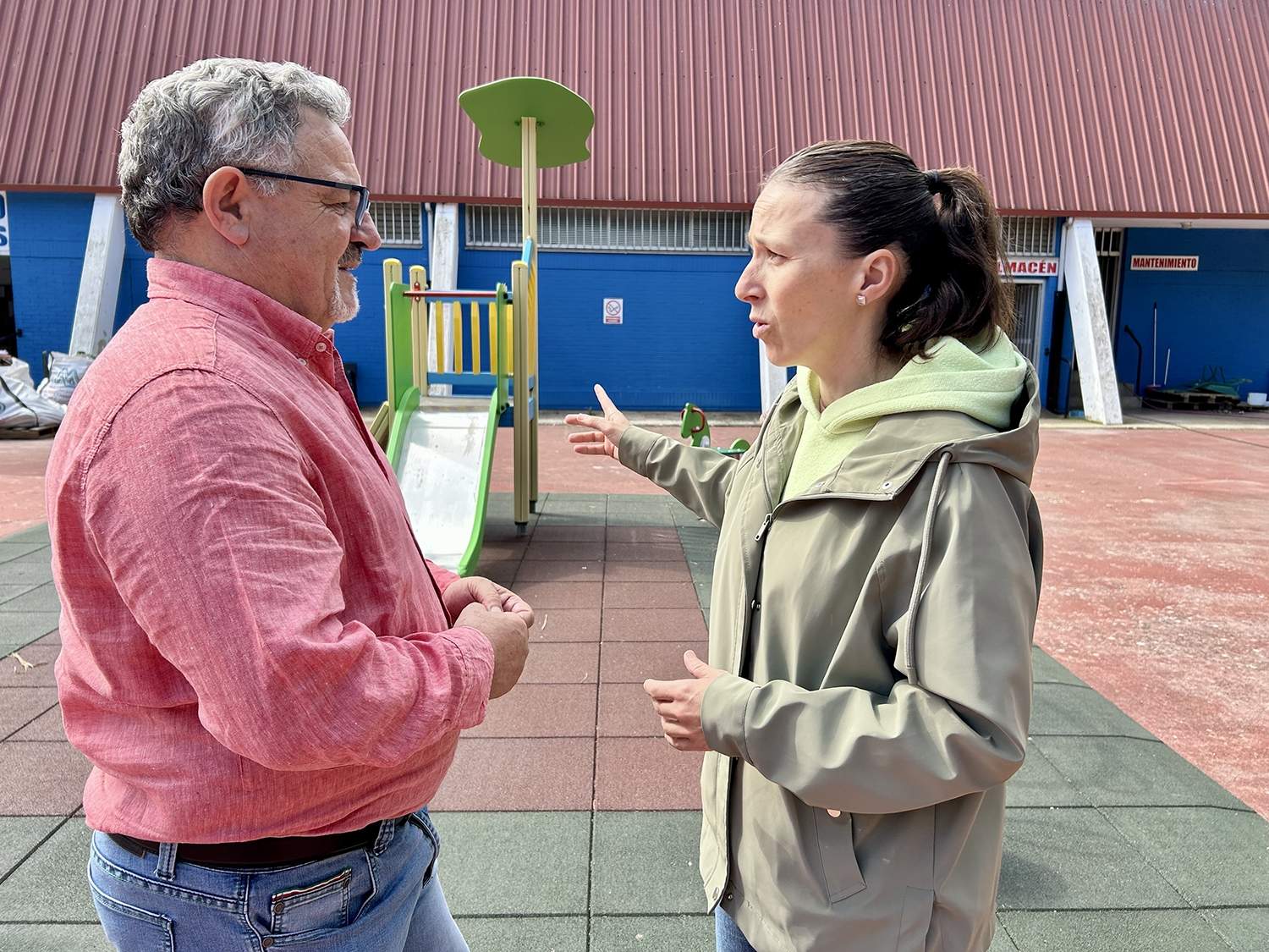 Ponferrada ultima la instalación de juegos en las Piscinas del Plantío