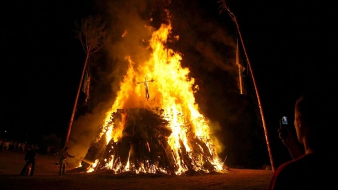 El Bierzo 'se enciende' en la noche más mágica del año: Guía de hogueras de San Juan