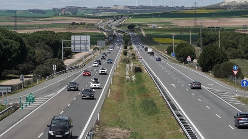 Coches circulando por una autovía en Castilla y León (Agencia ICAL)
