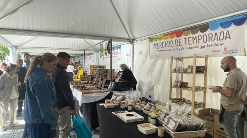 El Mercado de Primavera 'florece' en Ponferrada con 26 puestos artesanos para dar a conocer los productos del Bierzo 