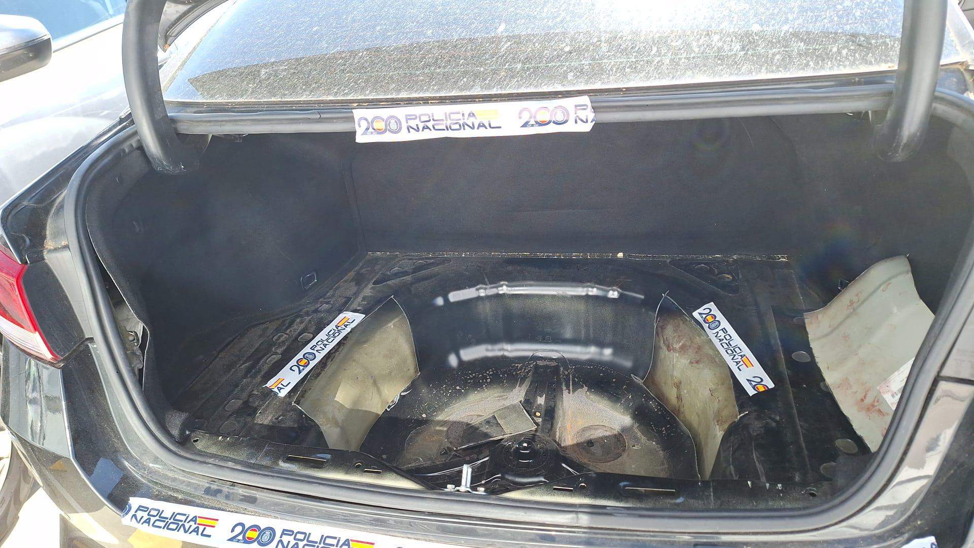 Imagen de uno de los maleteros donde ocultaban la droga