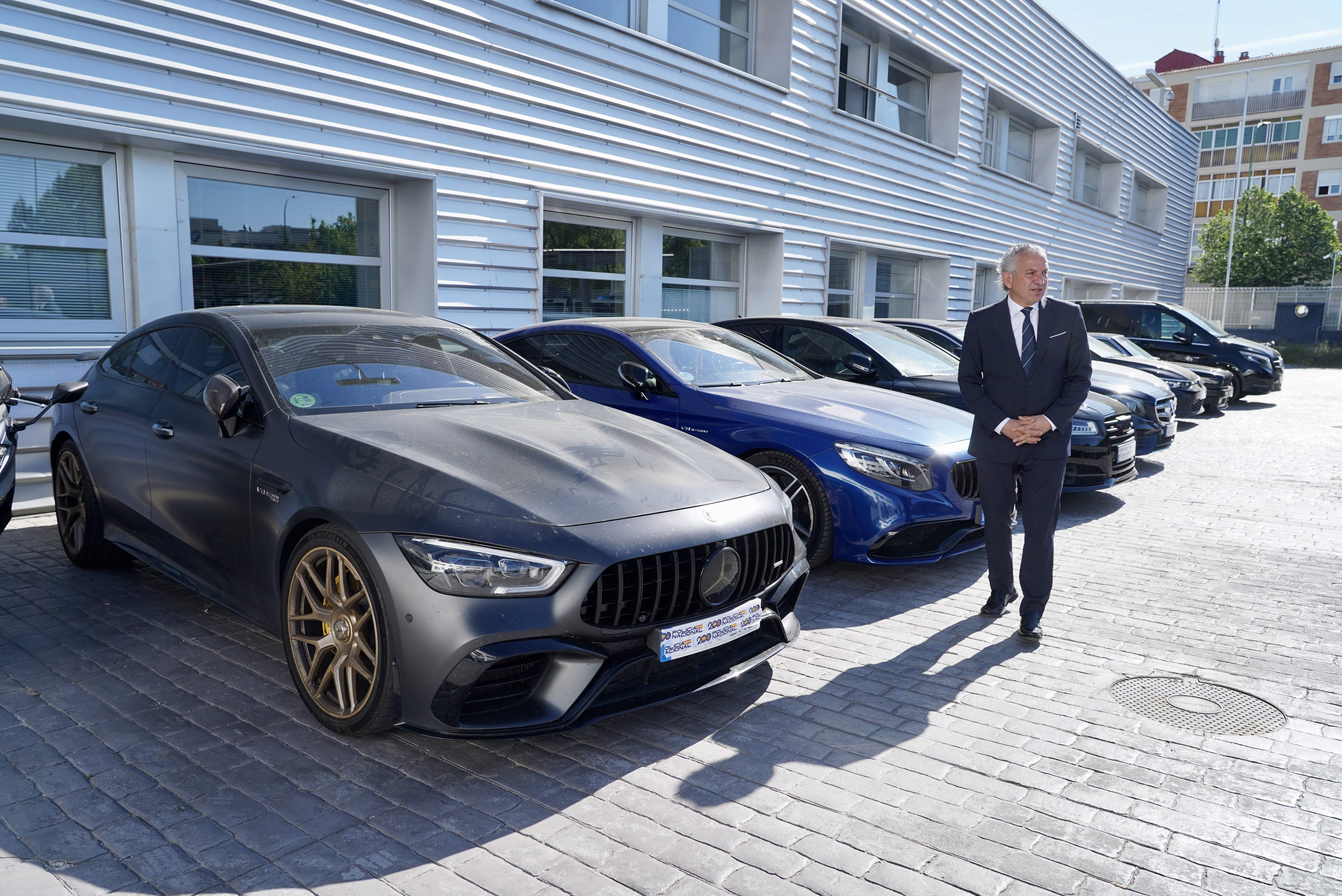 La organización criminal empleaba coches de alta gama. El delegado del Gobierno, Nicanor Sen, junto a varios de ellos incautados