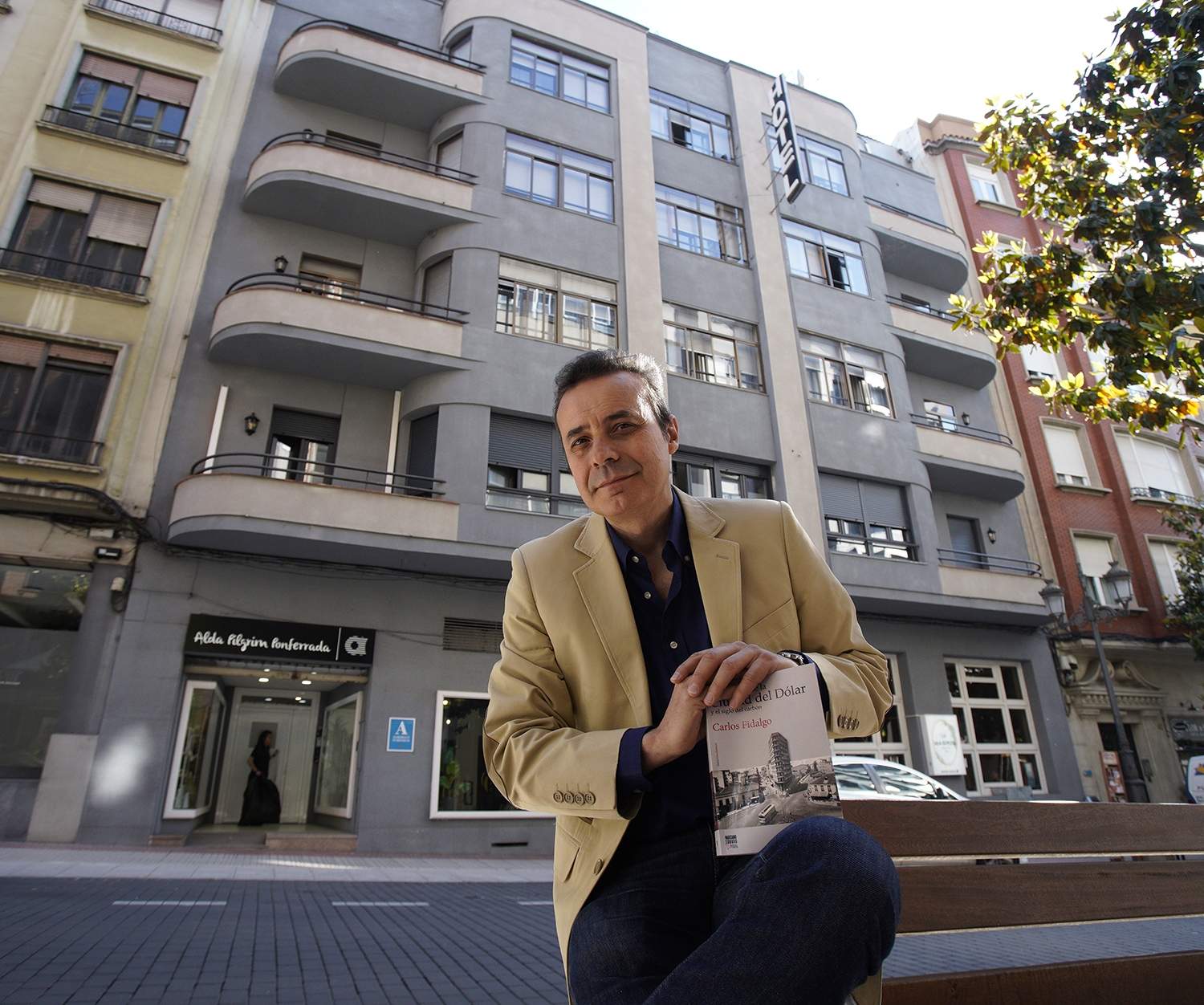 Ponferrada Ciudad del Dólar: La avenida de La Puebla es una arteria de la ciudad que atestigua el crecimiento y arquitectura de esos años de expansión de la ciudad