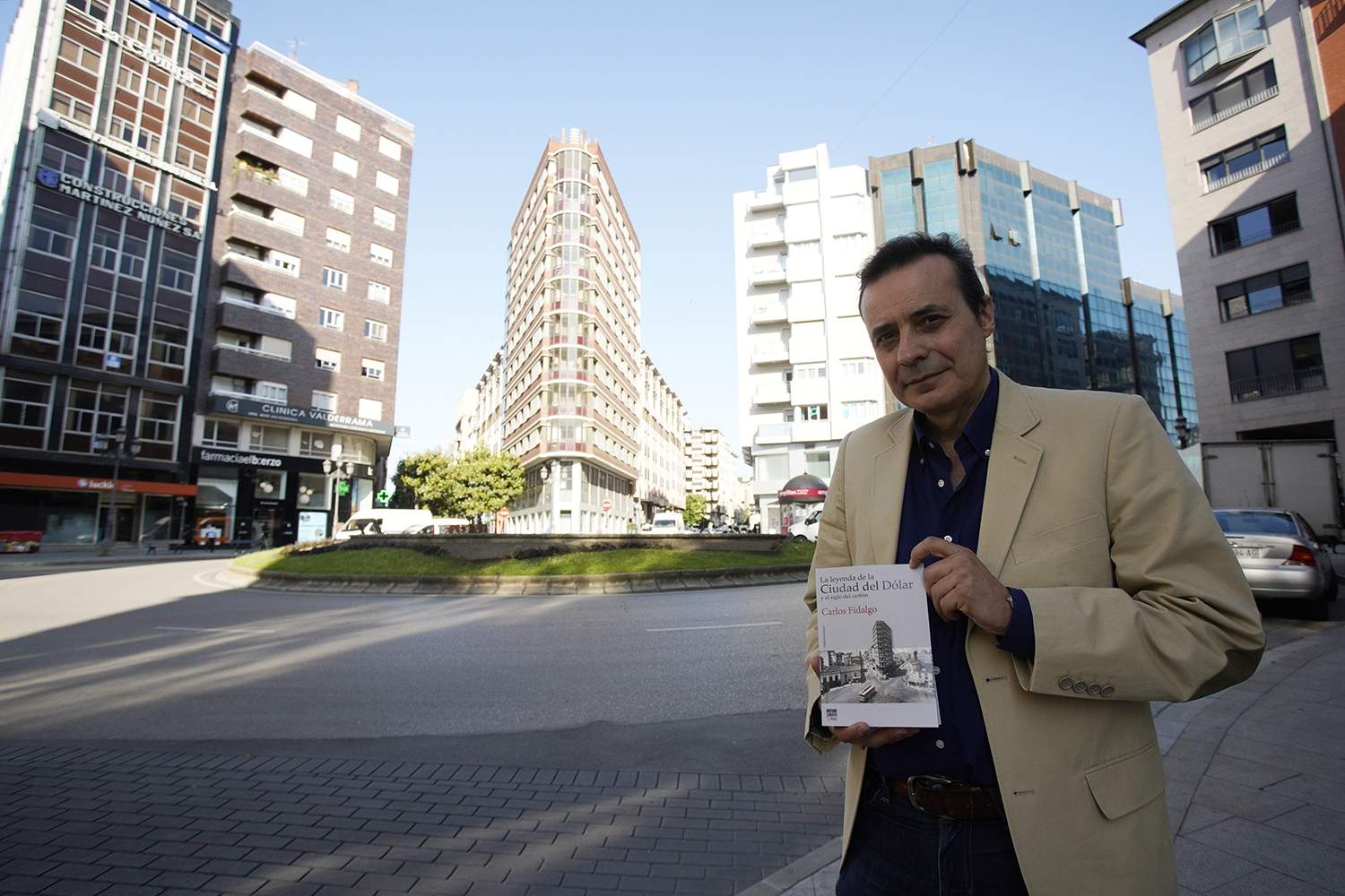 Carlos Fidalgo con su nueva novela La Leyenda de la Ciudad del dólar (César Sánchez / ICAL) Carlos Fidalgo con su nueva novela La Leyenda de la Ciudad del dólar (César Sánchez / ICAL)