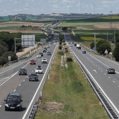 Coches circulando por una autovía en Castilla y León (Agencia ICAL)
