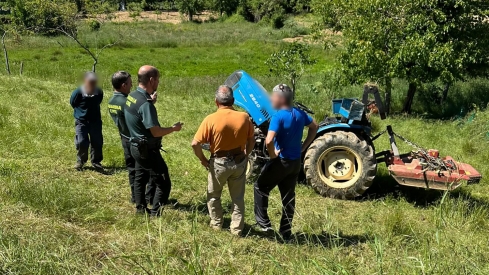 Herido tras caer por un barranco con su tractor en Sancedo