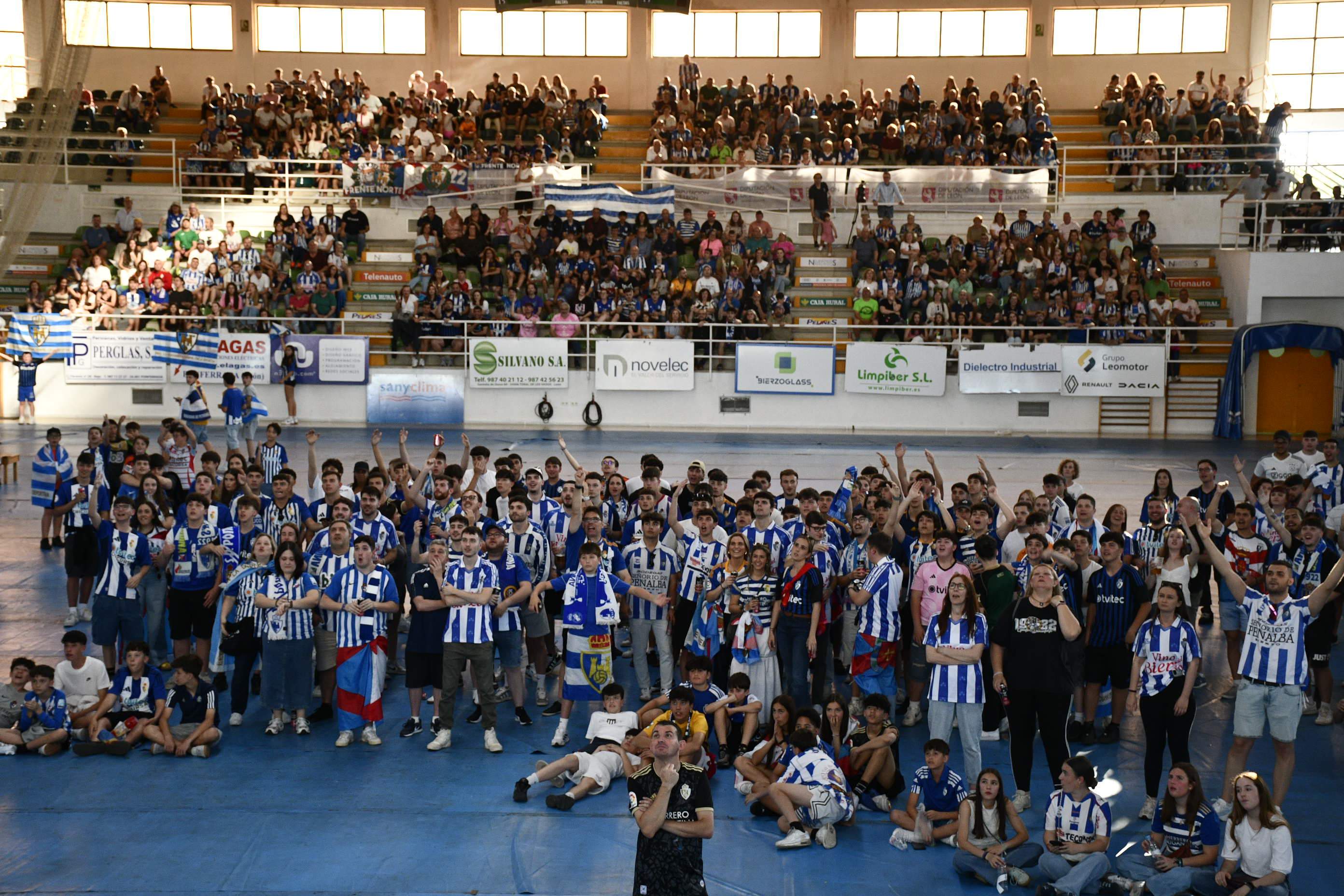 La afición de la Ponferradina en elpabellón en El Toraín