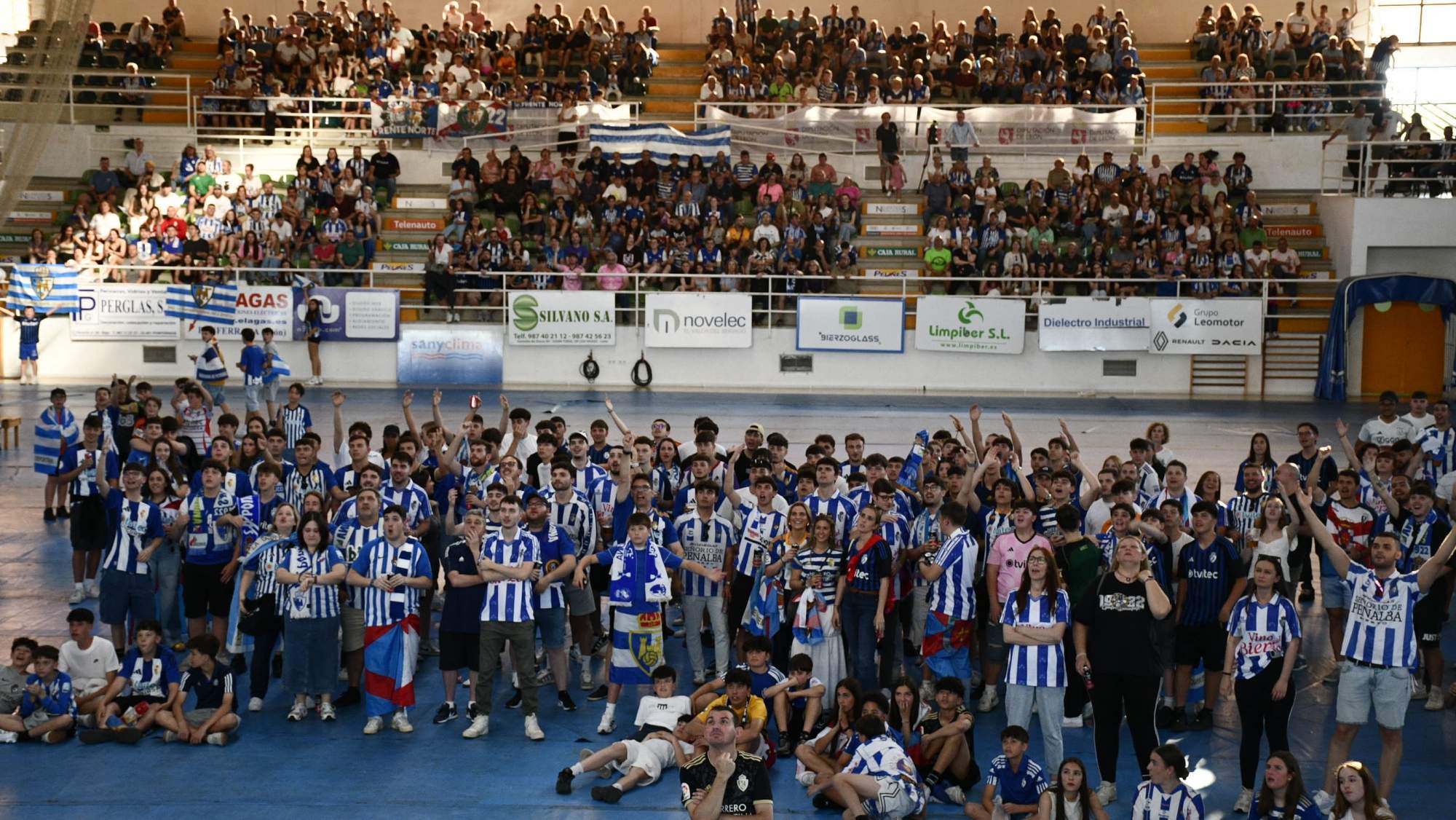 La afición de la Ponferradina en elpabellón en El Toraín La afición de la Ponferradina en elpabellón en El Toraín