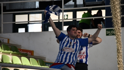 La afición de la Ponferradina en el pabellón en El Toraín La afición de la Ponferradina en el pabellón en El Toraín
