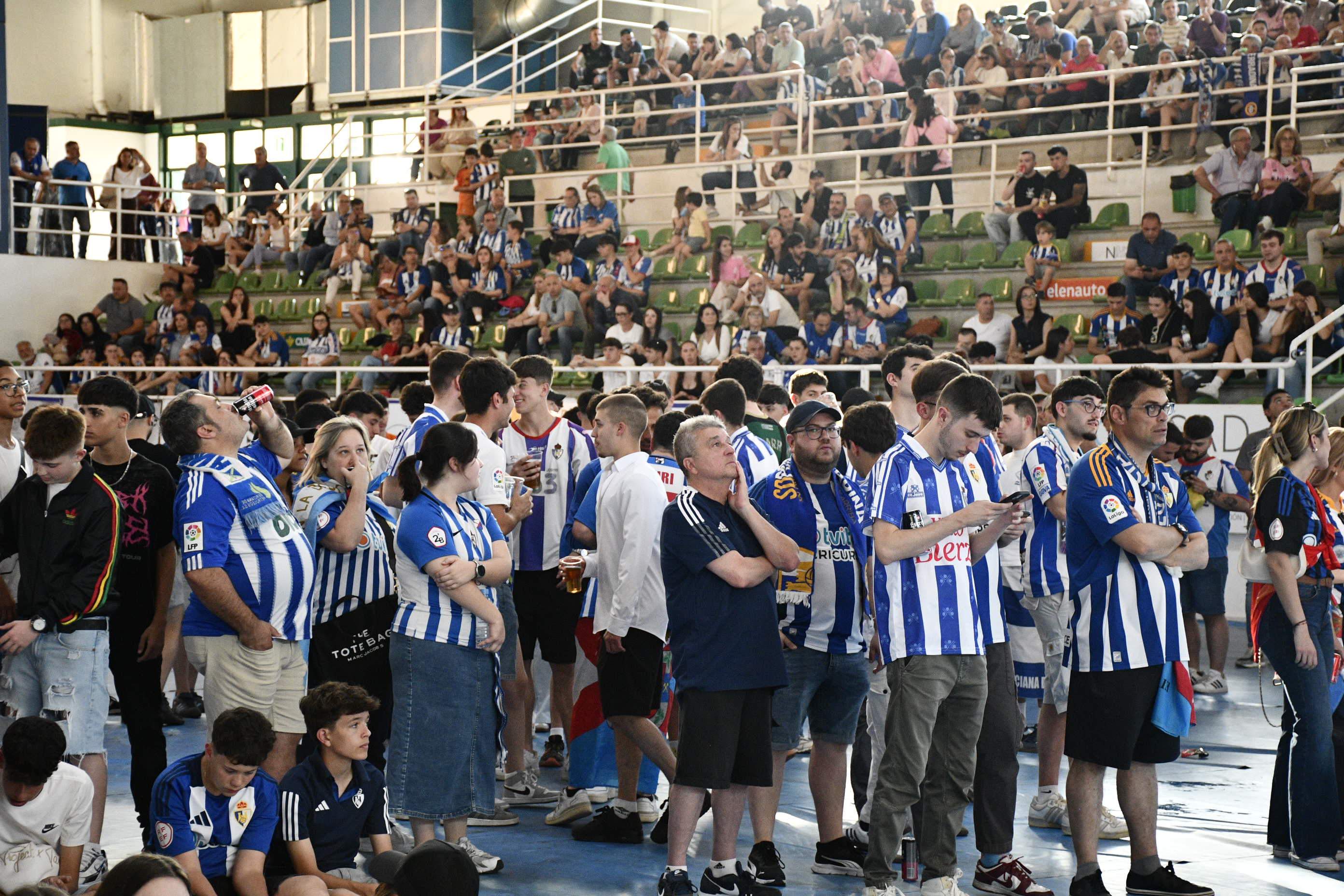 La afición de la Ponferradina en elpabellón en El Toraín La afición de la Ponferradina en elpabellón en El Toraín