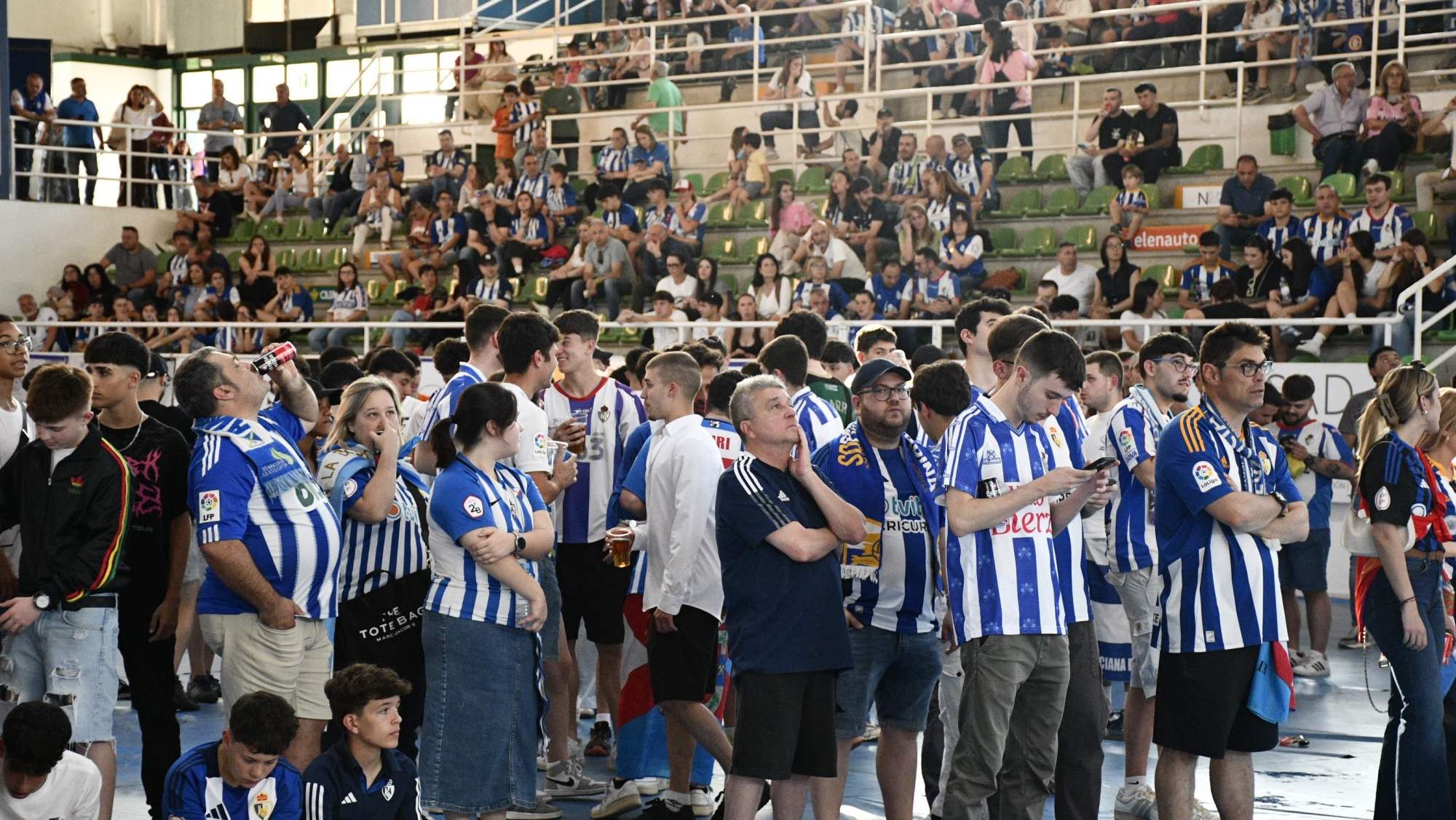 La afición de la Ponferradina en elpabellón en El Toraín La afición de la Ponferradina en elpabellón en El Toraín