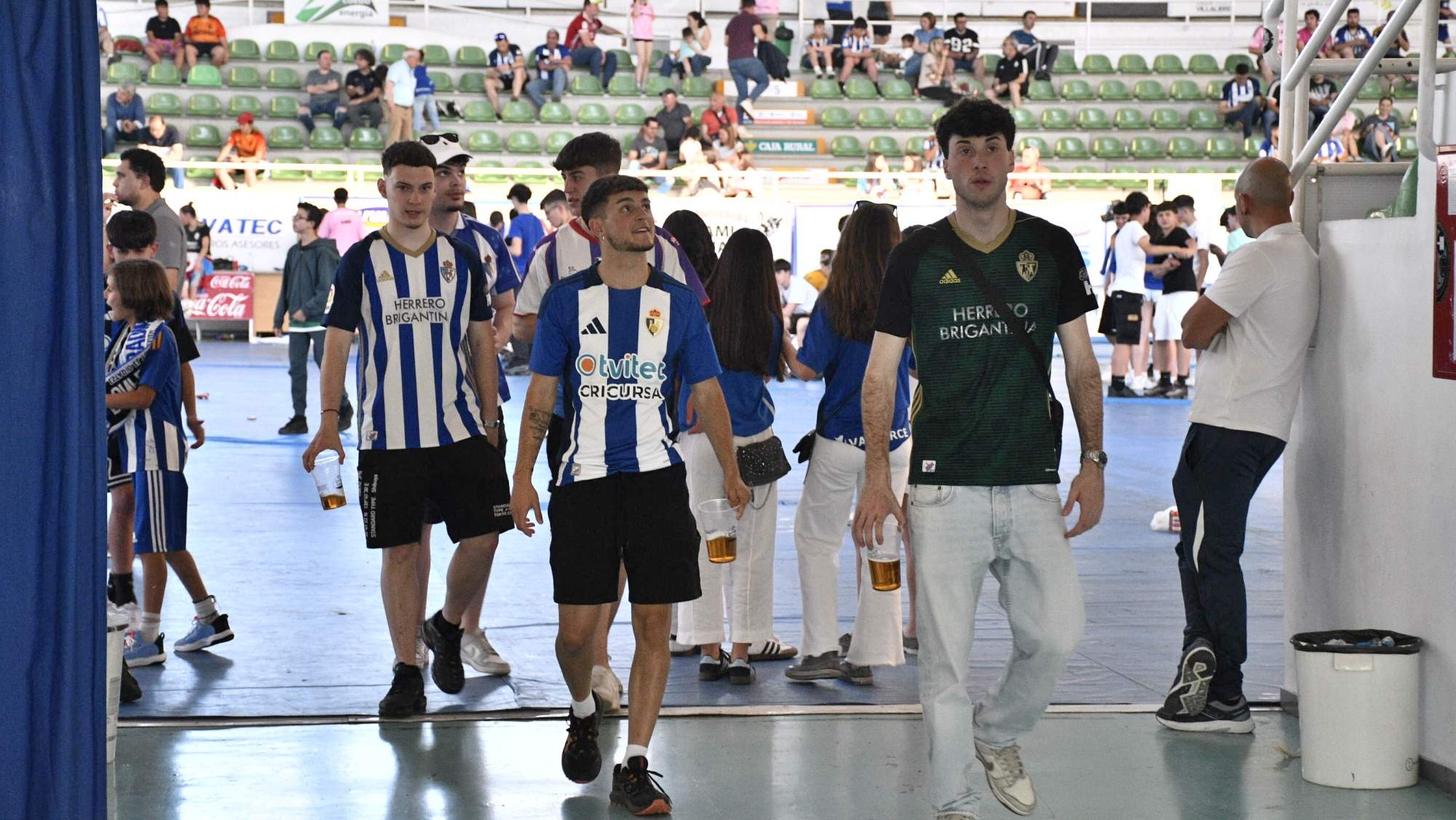 La afición de la Ponferradina abandona con una victoria amarga el pabellón con la pantalla gigante ( Daniel Merino / InfoBierzo) La afición de la Ponferradina abandona con una victoria amarga el pabellón con la pantalla gigante ( Daniel Merino / InfoBierzo)