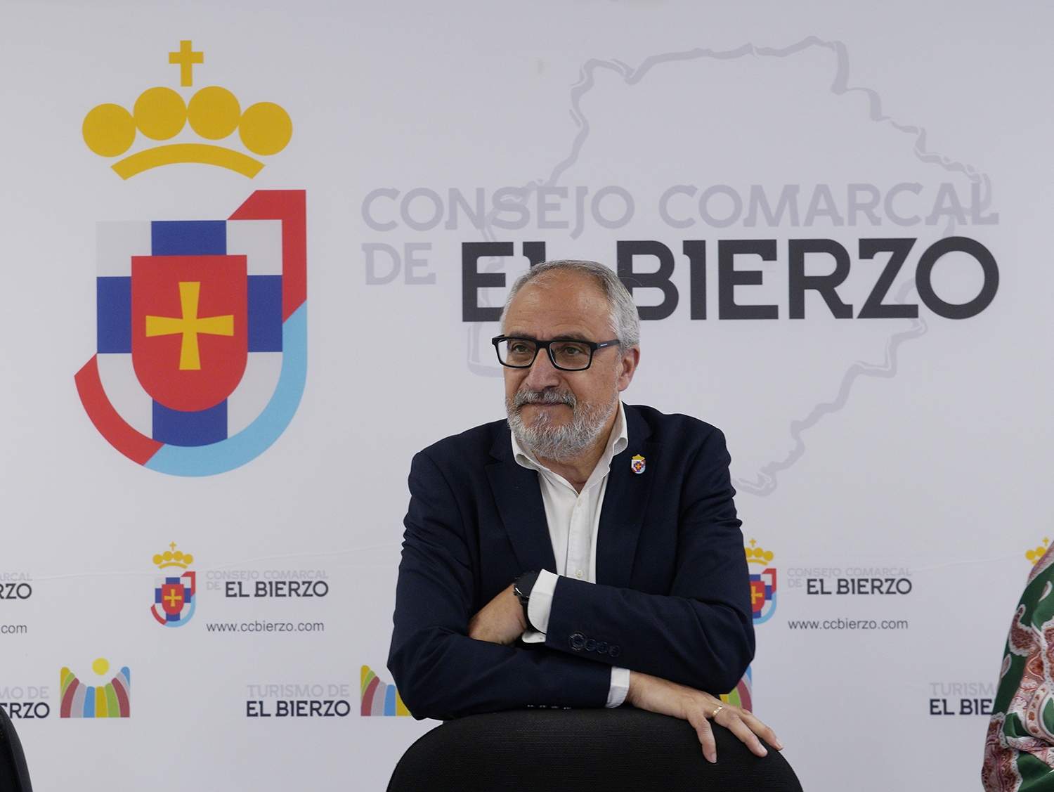César Sánchez / ICAL . El presidente del Consejo Comarcal, Olegario Ramón, durante la rueda de prensa para detallar el presupuesto del 2025, que se debate en el pleno de mañana martes