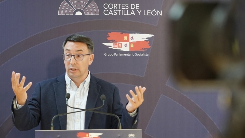 Rubén Cacho / ICAL . El portavoz de Educación del Grupo Parlamentario Socialista, Fernando Pablos, analiza la política de investigación y ciencia de la Junta