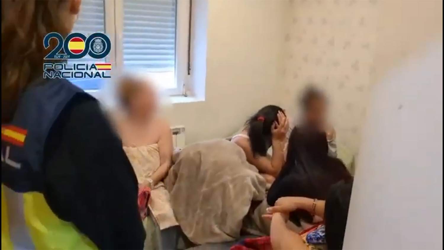Detenidos en Valladolid los ocho miembros de una familia dedicada a la explotación sexual que intimidaban a las víctimas con ritos de santería Detenidos en Valladolid los ocho miembros de una familia dedicada a la explotación sexual que intimidaban a las víctimas con ritos de santería