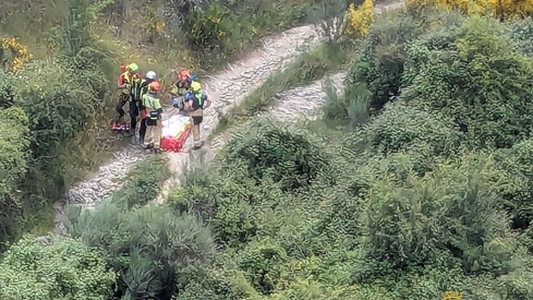 Rescatado un hombre de 70 años indispuesto en la bajada de Riego de Ambrós a Molinaseca