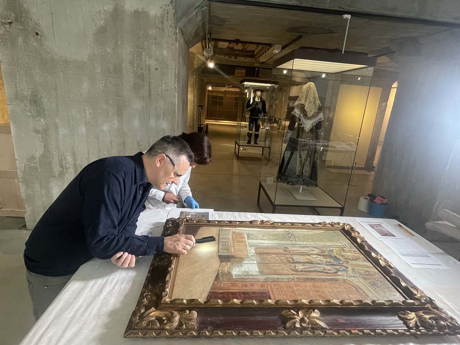 Los conservadores de las obras de arte comprueban que la obra no ha sufrido daños en su traslado Los conservadores de las obras de arte comprueban que la obra no ha sufrido daños en su traslado